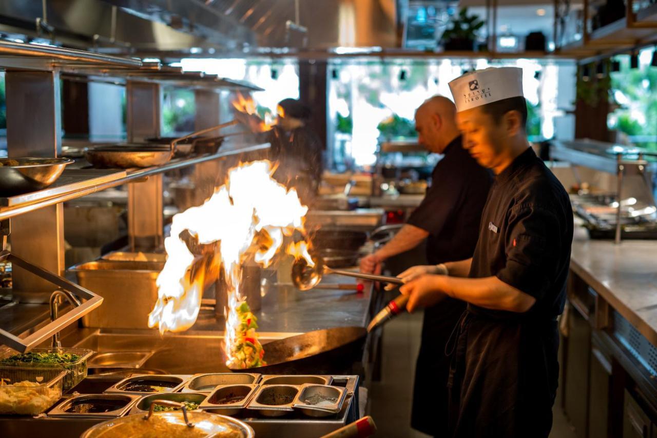 所罗门王伊斯洛特酒店 埃拉特 外观 照片 A wok being used in a restaurant